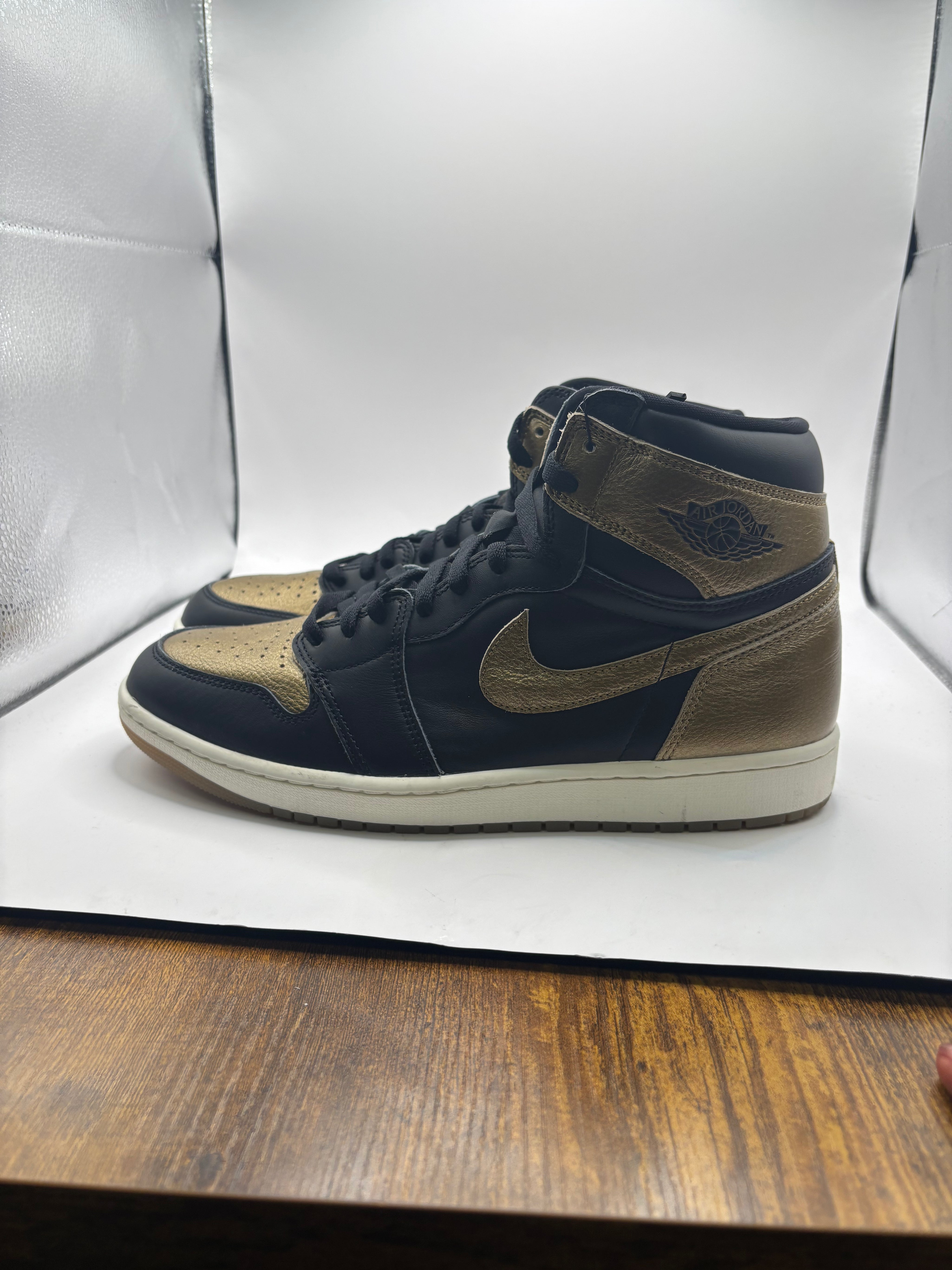Jordan 1 Retro High OG Black Metallic Gold