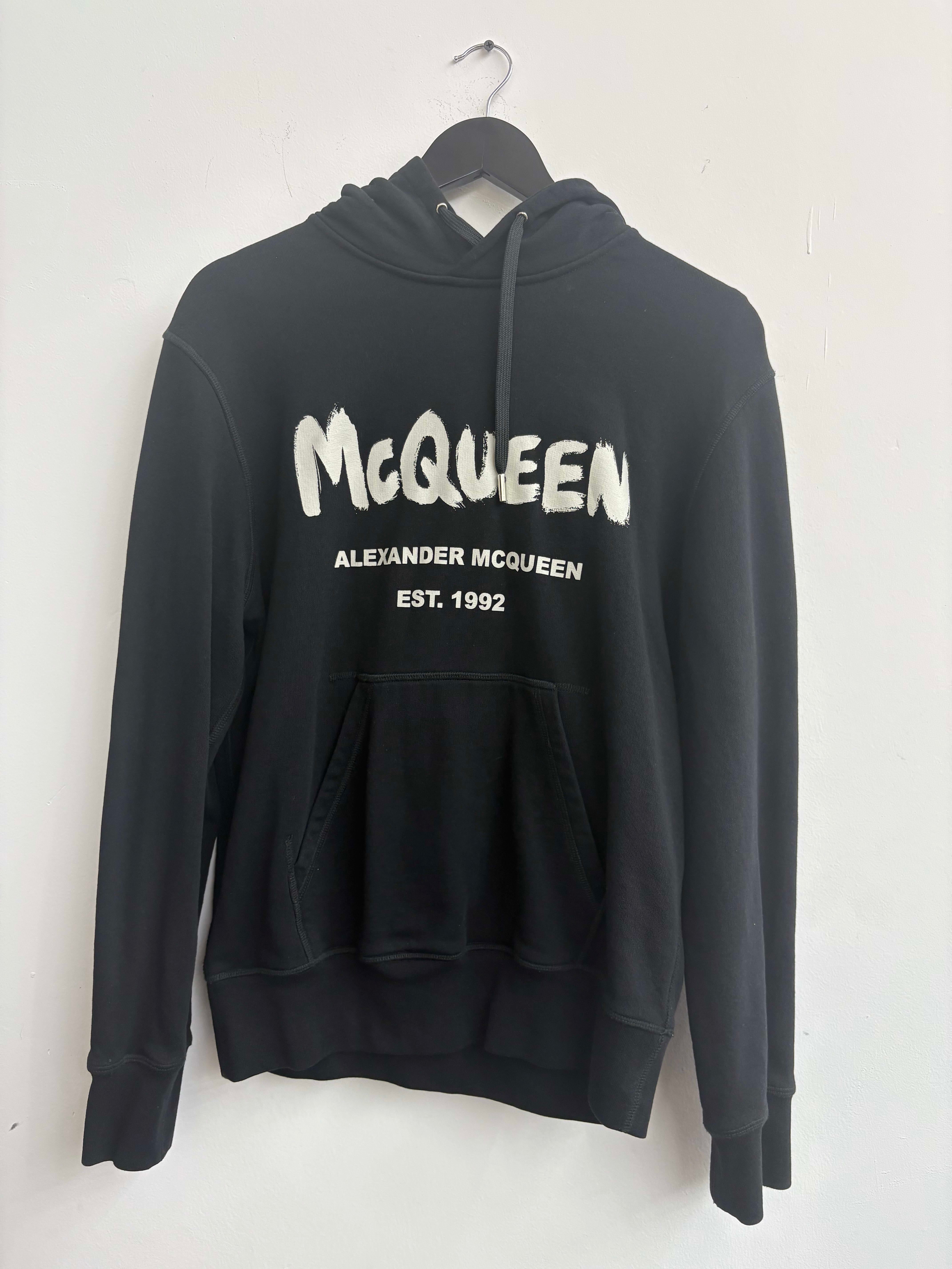 パーカー・フーディ ALEXANDER MCQUEEN GRAFFITI LOGO HOODIE Alexander McQueen Graffiti Logo Hoodie – SOLEPLIER