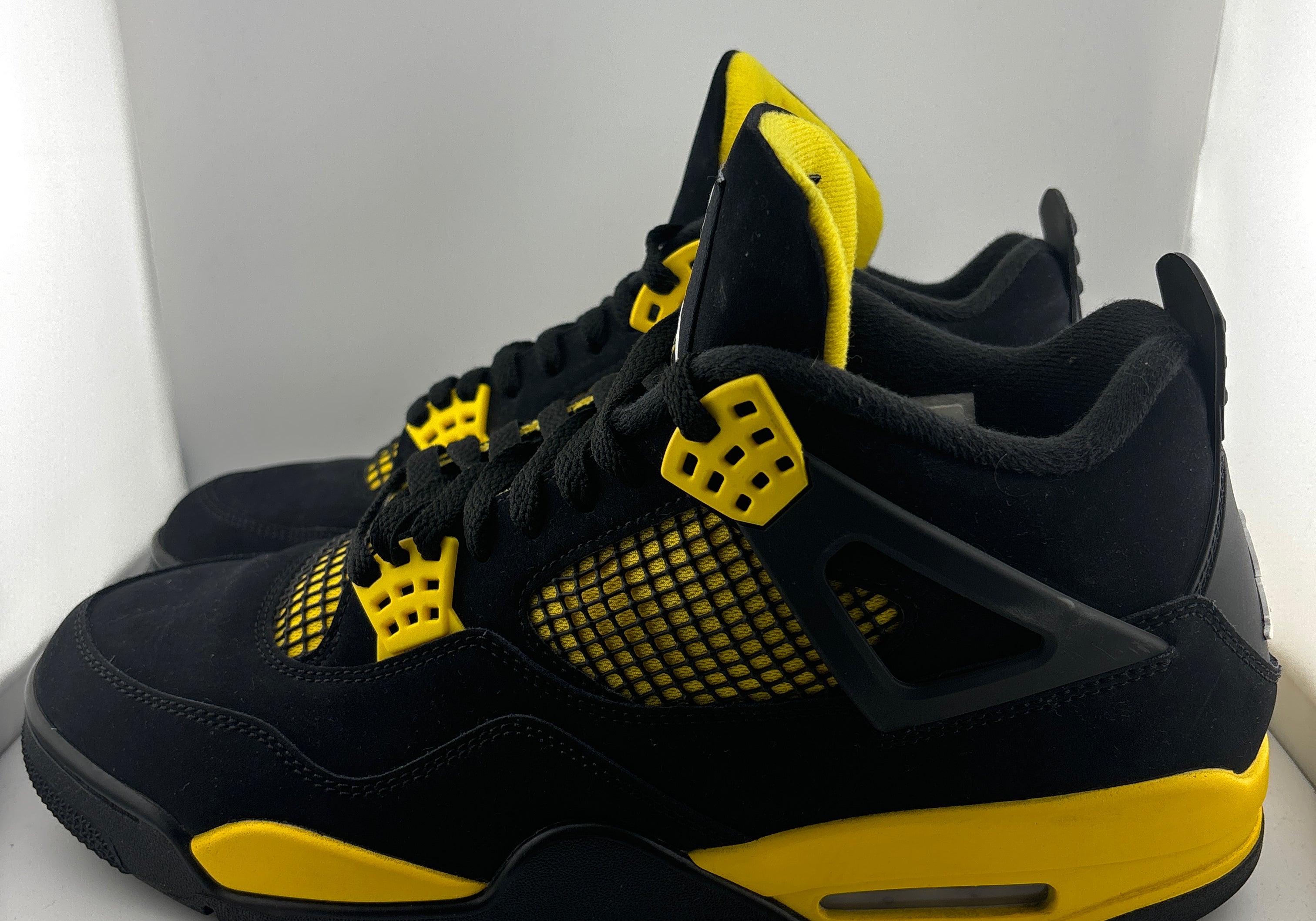 Jordan 4 Retro Thunder (2023)